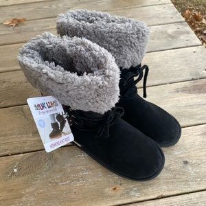 MukLuks size 7 Slipper bootie, black with red and grey accents